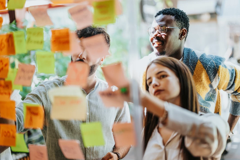 Confiant de chef d'entreprise du millénaire, présentateur s'exprimant devant une équipe d'employés lors d'une réunion d'entreprise, présentant des idées, des solutions pour le projet
