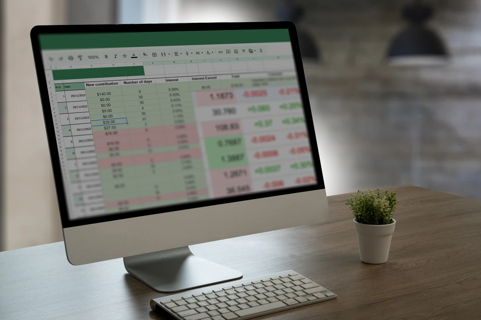 Main interagissant avec des icônes d'audit sur une interface numérique, avec des coches et des graphiques sur fond sombre