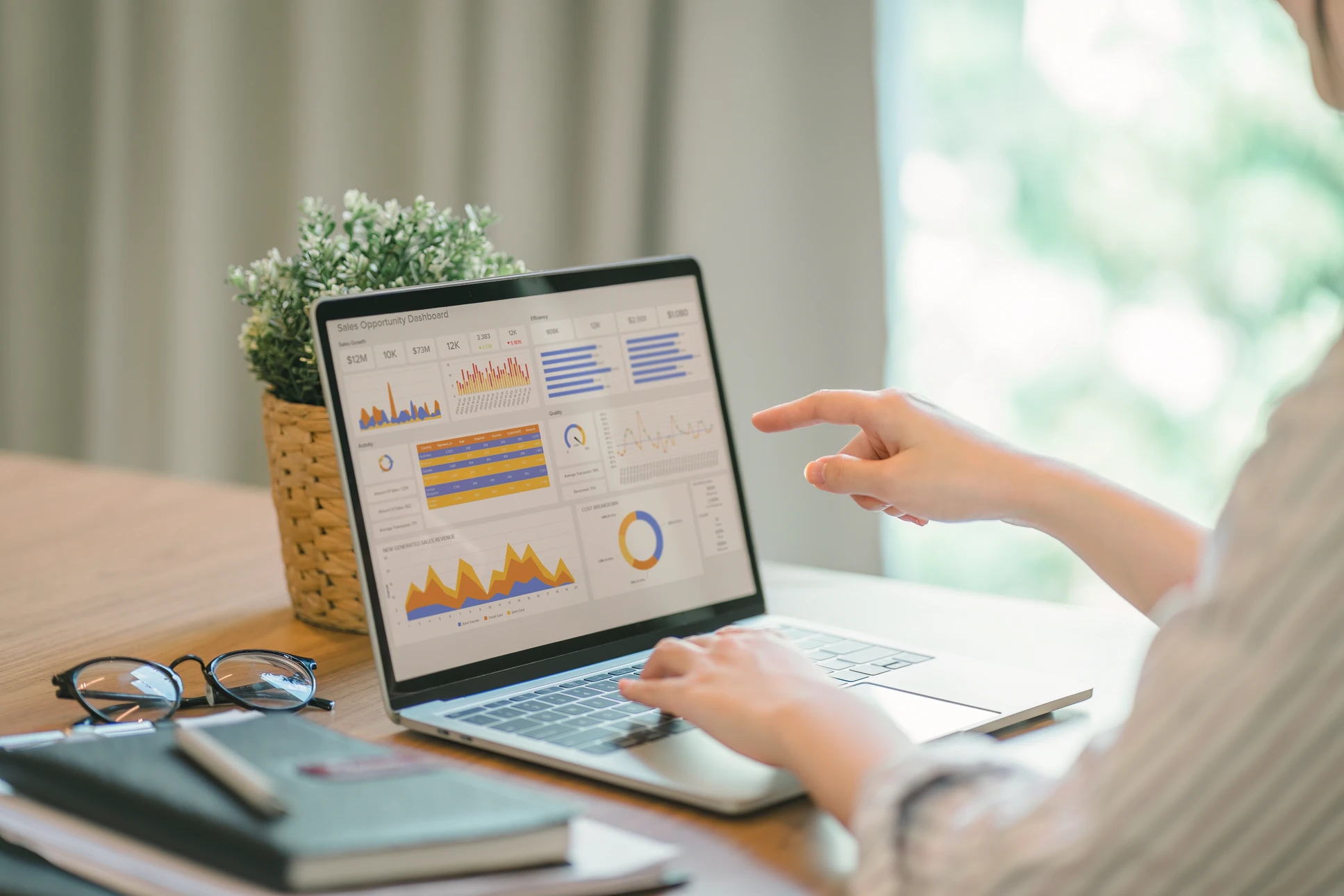 Espace de travail professionnel avec documents commerciaux, graphiques et tableaux de données étalés sur bureau